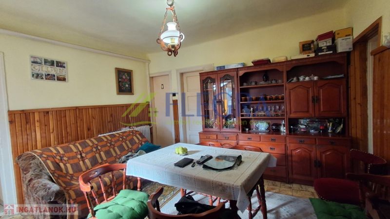 Nappali egy családi házban fa dekorációval és bútorokkal.