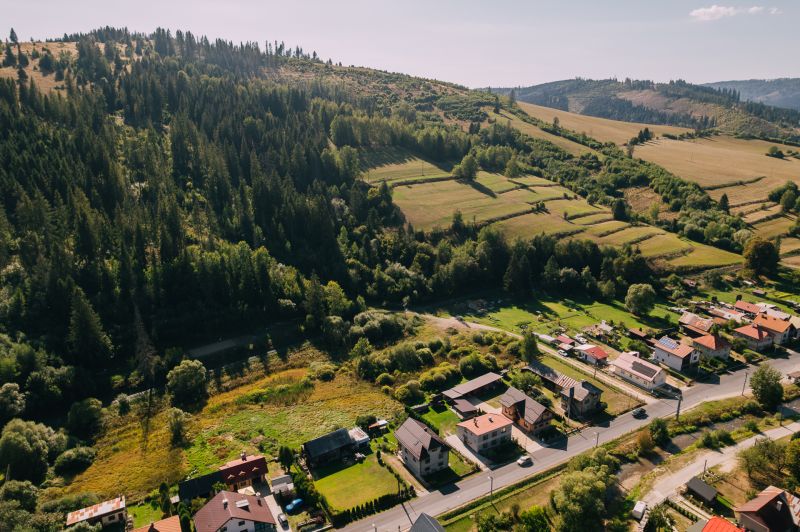 Légi felvétel a lakóterületekről Čierny Balogban, Švermova, a környező erdővel.