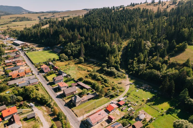 Légi felvétel a Čierny Balog-i lakóterületekről a Švermova utcában, erdőkkel körülvéve.
