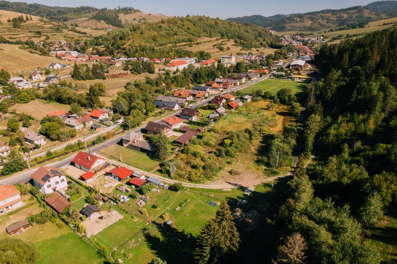Légi felvétel a Čierny Balog-i Švermova utcáról lakótelkekkel.