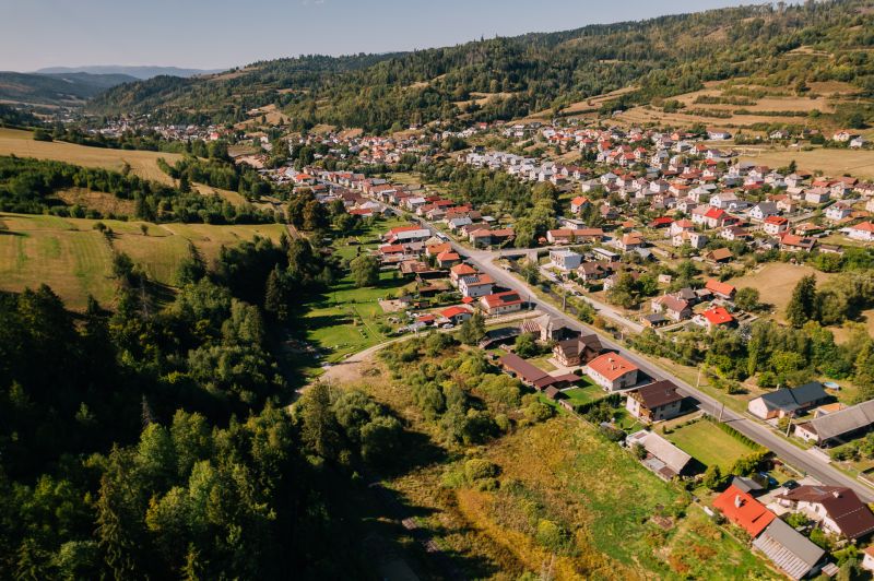 Légi felvétel a telkekről - lakóövezet a Čierny Balogban, a Švermova utcán.