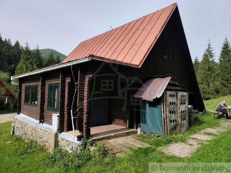 Ház Rajecká Lesná-ban bádogtetővel és fa falakkal, körülvéve természettel.