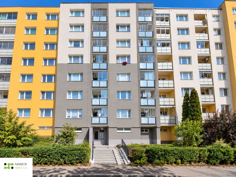 Bukarest utcai lakóház, Kassa - Ťahanovce lakótelep városrész előkerttel.