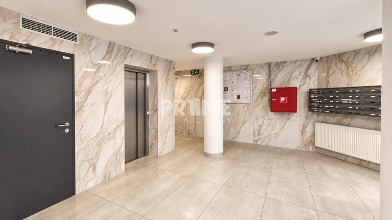 Bejárati előcsarnok márványfalakkal, postaládákkal és lifttel egy kétszobás lakásban.