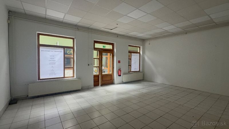 Üzlethelyiség járólappal és nagy ablakokkal, kihasználásra várva.