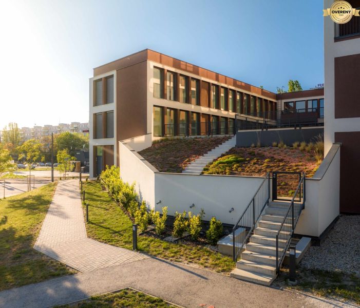 Lakásépítés a Mierová utcában, Pozsony - Ružinov, rendezett zöldterülettel.
