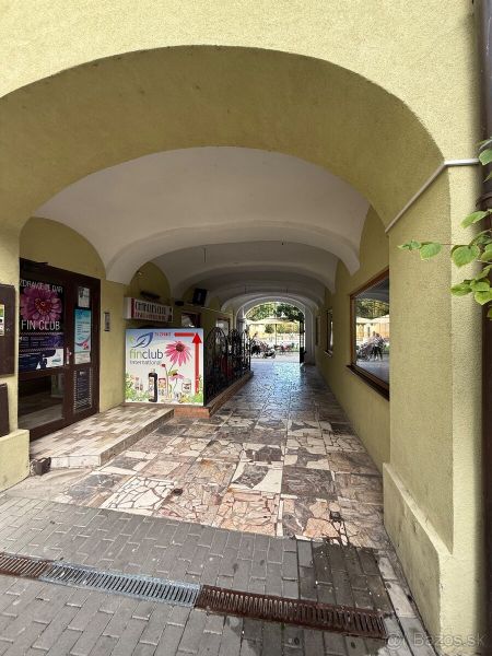 Boltíves aluljáró, amely a topolcsányi vendéglátóhelyekhez vezet, kőburkolattal.