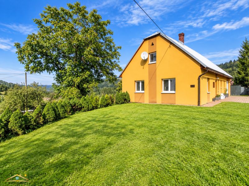 Családi ház a Košariská utcában, Oščadnicán, nagy kerttel és fákkal körülvéve.