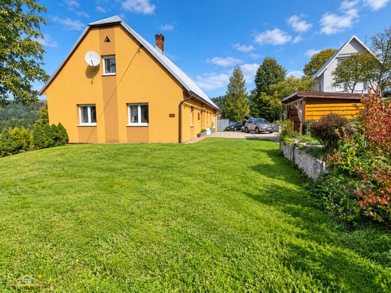 Családi ház Oščadnicán, a Košariská utcában, kerttel és pavilonnal.