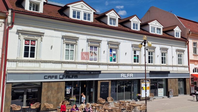 Épület kávézóval és terasszal a Szent Egid térnél Poprádon, irodák az emeleten.