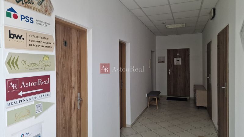 Irodák fehér falakkal és fa dekorációjú ajtókkal különböző cégek számára.