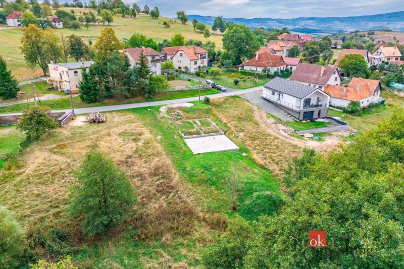 Telkek - lakóövezet Detván, kilátással a környező házakra és a természeti tájra.