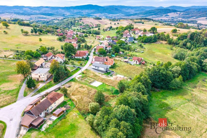Légi felvétel Detva város lakóterületeiről a környező természettel és épületekkel.