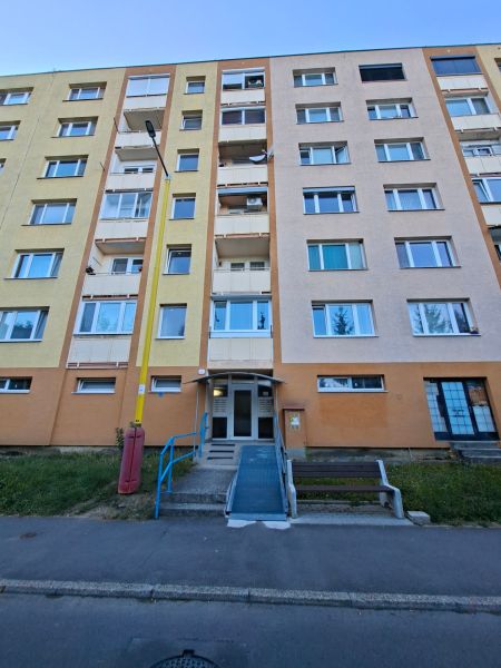 Panelház a Kanianka Iskola utcáján.