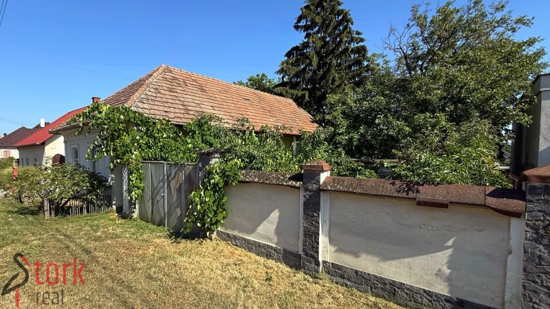 Egy zölddel körülvett ház a Štefánik utcában, Krušovce-ben, ideális lakóterületnek.