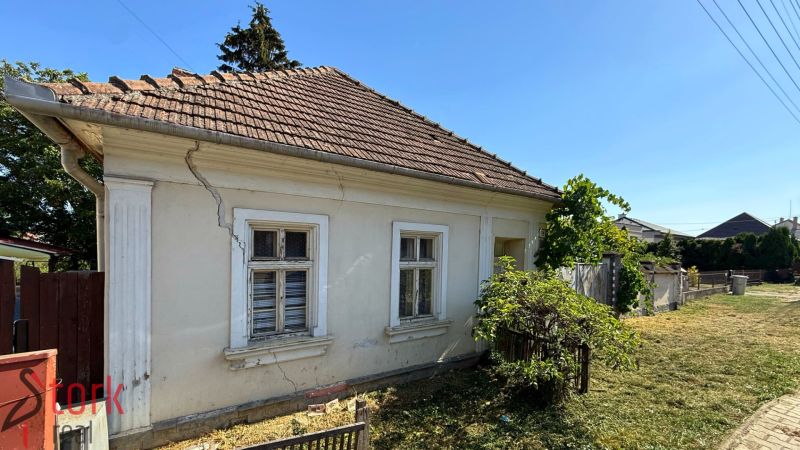 Egy régi ház a Krušovce-i Štefánik utcában, lakóövezeti telken.