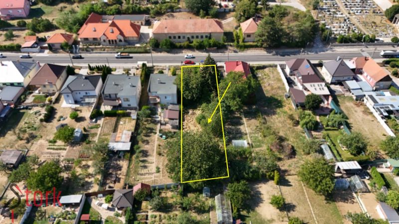 Építési telek a krušovcei Štefánik utcában kerttel és fákkal.