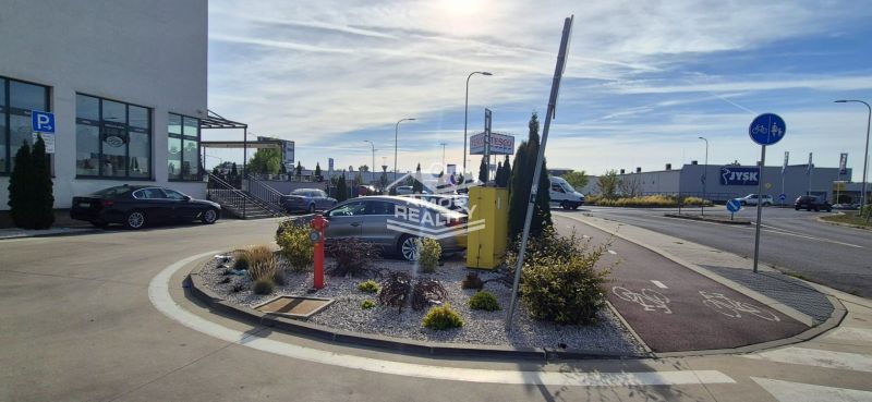 Javorová utca Malackán, üzletek, mint a Tesco és a Jysk, parkoló és kerékpárút.