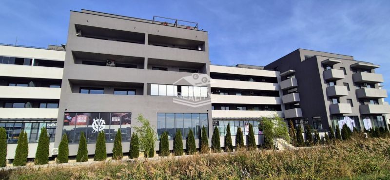 Szürke homlokzatú és erkélyes épület a Malackai Javorova utcában.