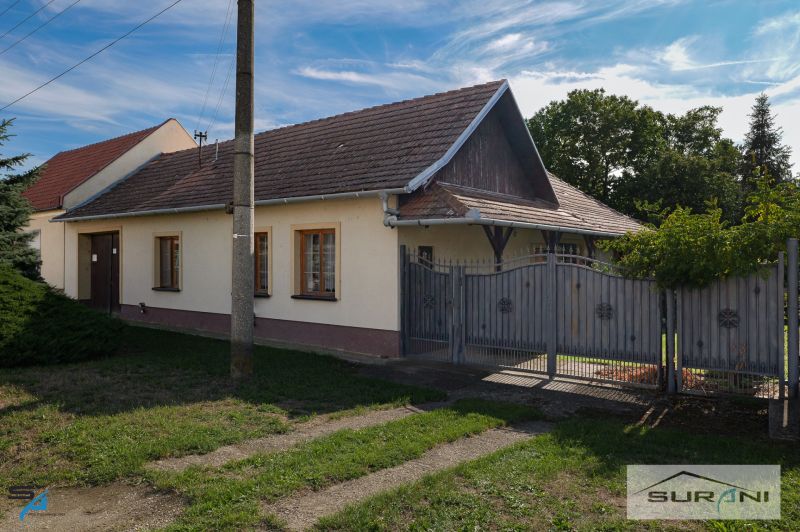 Családi ház a Fő utcán, Stefánován, tágas udvarral és kerttel.
