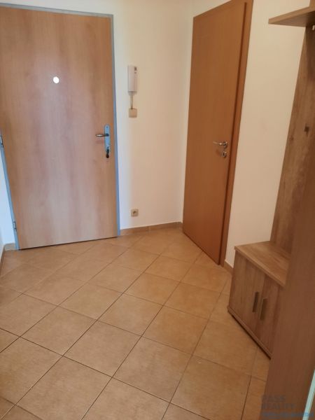 Előszoba egy kétszobás lakásban csempével és faajtókkal.
