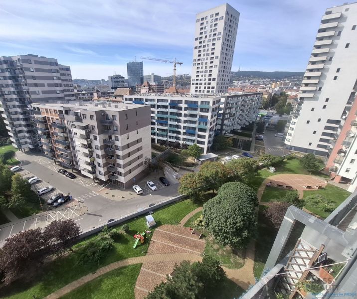 Kilátás egy kétszobás lakásból a Jégeho utcában, Pozsony-Ružinovban.