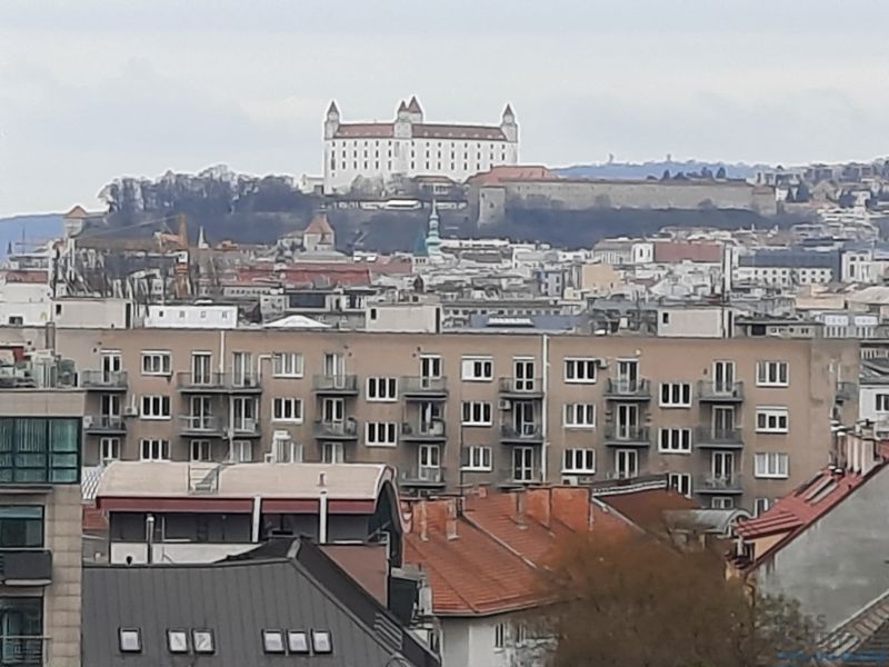 Kilátás a Pozsonyi várra a Jégeho utcából, Ružinovban, 2 szobás lakás.