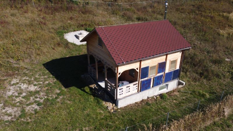 Faház Horná Breznicában fa burkolattal és piros tetővel a zöld telken.