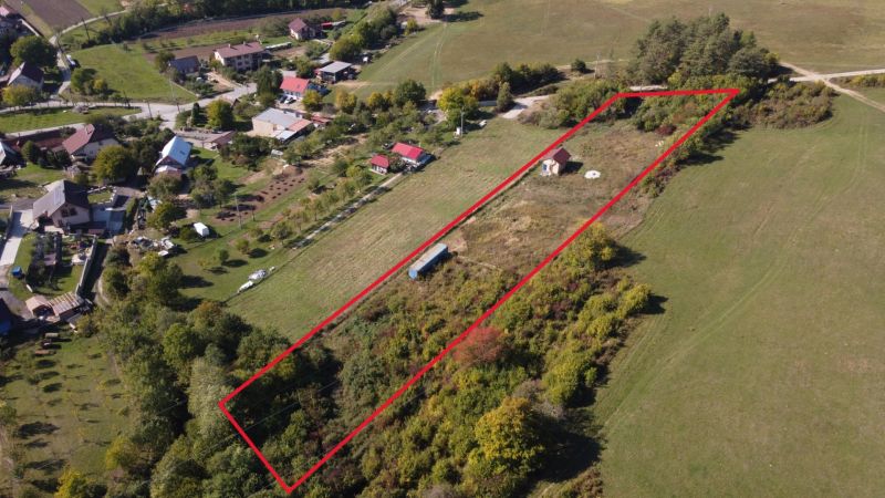 Felsőbreznica légi felvétele, amelyen egy természet és beépítés által körülvett parcella van megjelölve.