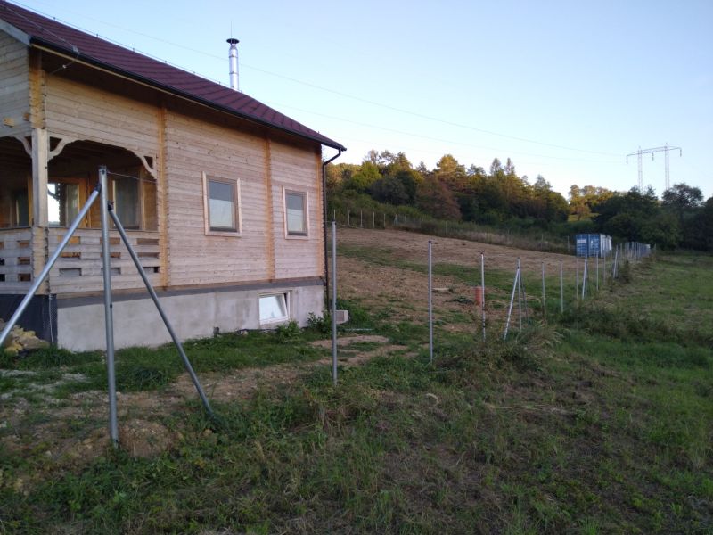 Faház Felsőbreznicén az erdő szélén új kerítéssel.