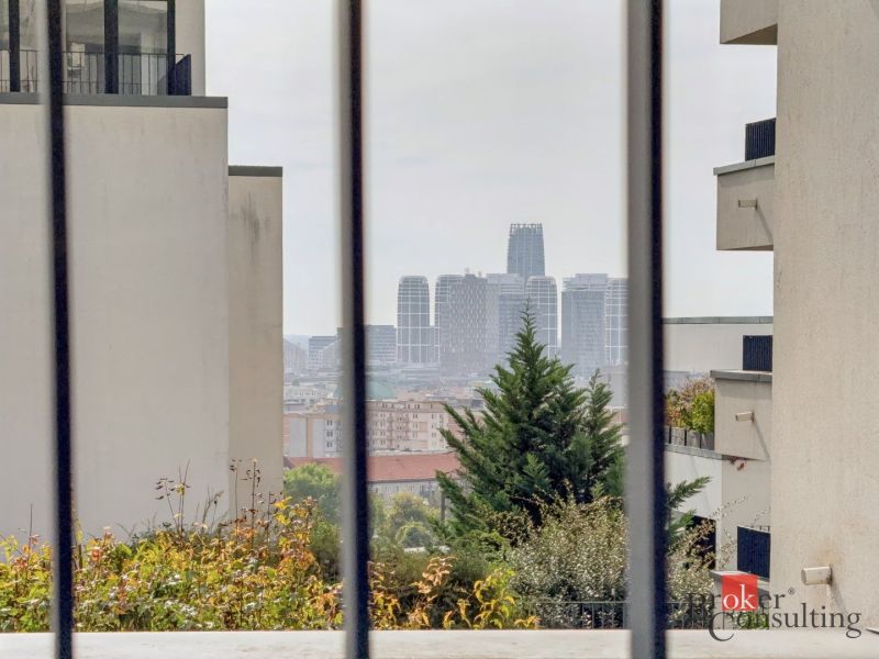 Kilátás az erkélyről Pozsony-Újvárosban a Szent Lőrinc utcán, a város panorámájával.