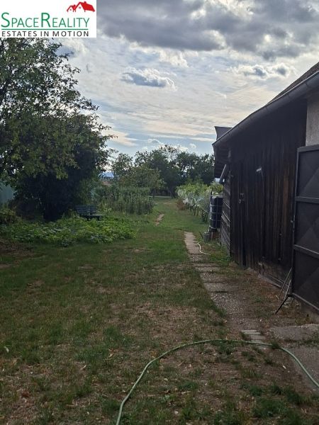 Kert gyeppel és járdával a Fő utcán, Viničné, Lakóövezeti telkek.