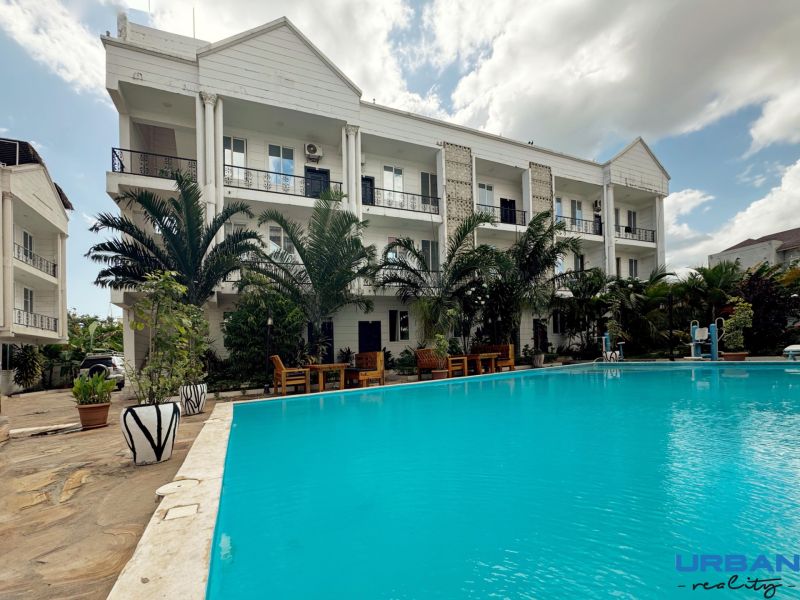 Épület a medence és pálmafák mellett Mbweni részén, Zanzibárban.