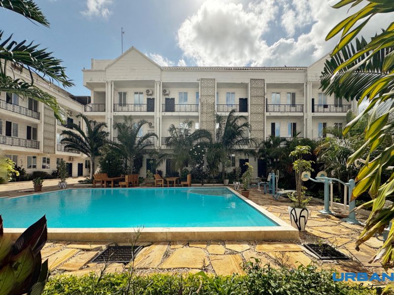 Rezidencia Mbweniben, Zanzibáron, medencével és trópusi kerttel.