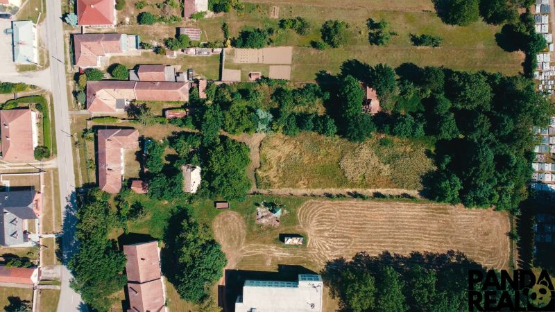 Légi felvétel a Csermányban található lakóterületekről, amelyeket zöldterület és közúti infrastruktúra vesz körül.