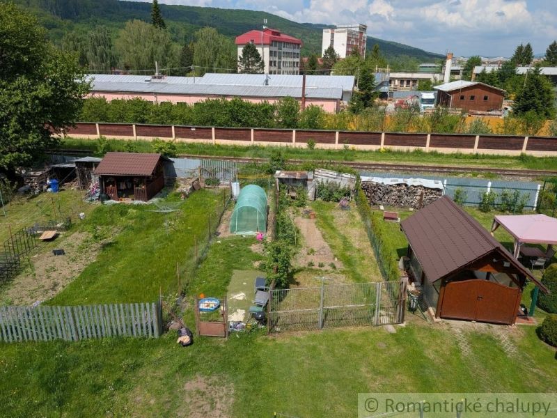 Kert Medzilaborce-ban kerti pavilonokkal és emelt ágyással az évszaknak megfelelően.