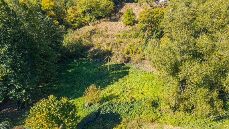 Rekreációs telkek a Selmecbányai Bányák területén, sűrű növényzettel és fákkal körülvéve.