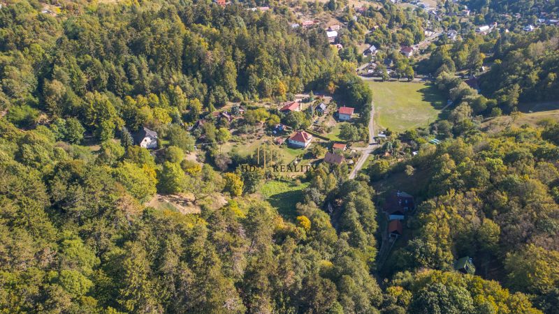 Légi felvétel a zöld üdülőterületekről a Selmecbányai Bányákban a házak tetejével.