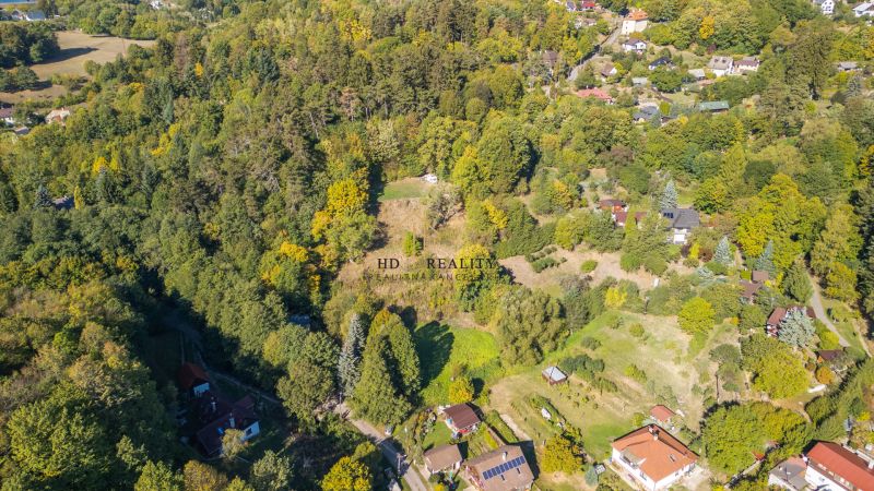 Légi felvétel a Štiavnické Bane-i üdülőterületekről, amelyeket erdő és természet vesz körül.