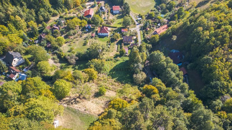 Légi felvétel a változatos üdülőterületekről a Selmecbányai tavaknál, amelyeket zöld terület vesz körül.