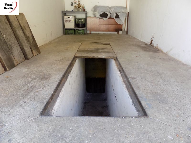 Szerelőaknával, polcokkal és szerszámokkal ellátott garázsok Párkányban, a Petőfi soron.