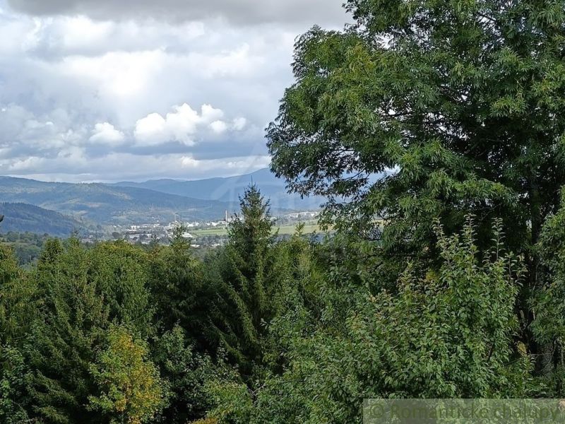 Kilátás a természetre a staškovi kunyhóból, háttérben erdőkkel és dombokkal.