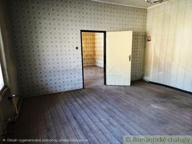 Szoba tapétával és fa dekorációjú padlóval, a háttérben egy másik szoba.