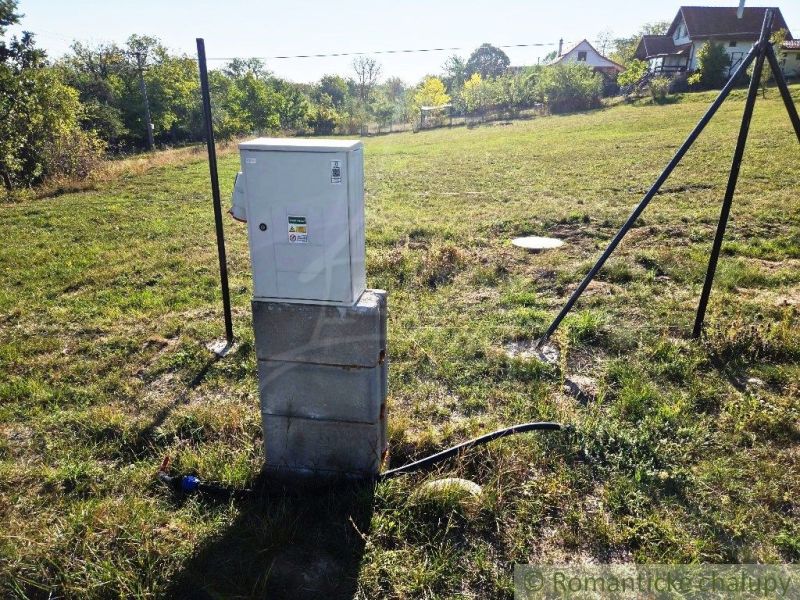 Elektromos szekrény a Krupinai Kertekben a zöld réten.
