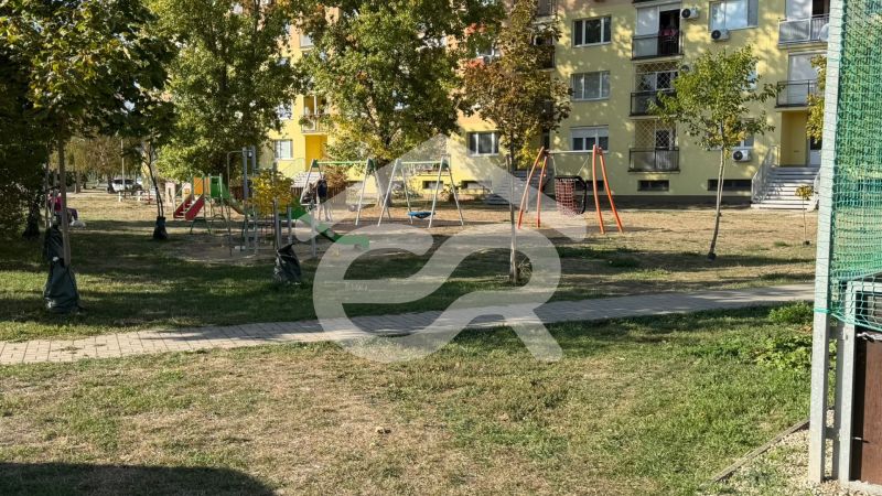Játszótér a lakóház előtt a Generál Klapka utcában, Komáromban.